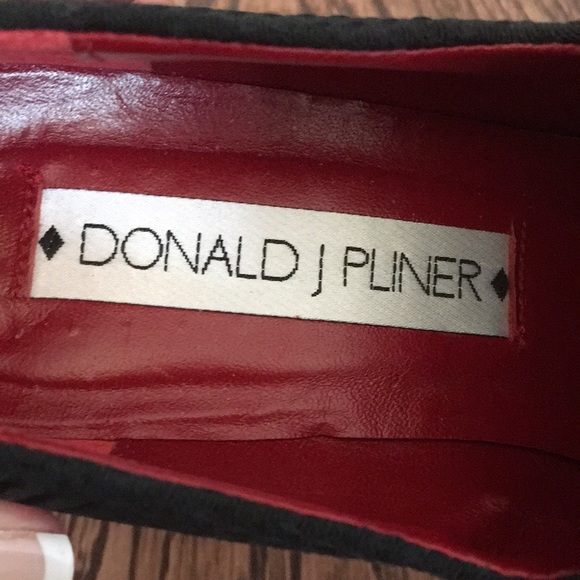 Donald J Pliner Black Woven Pumps. - Picture 8 of 10